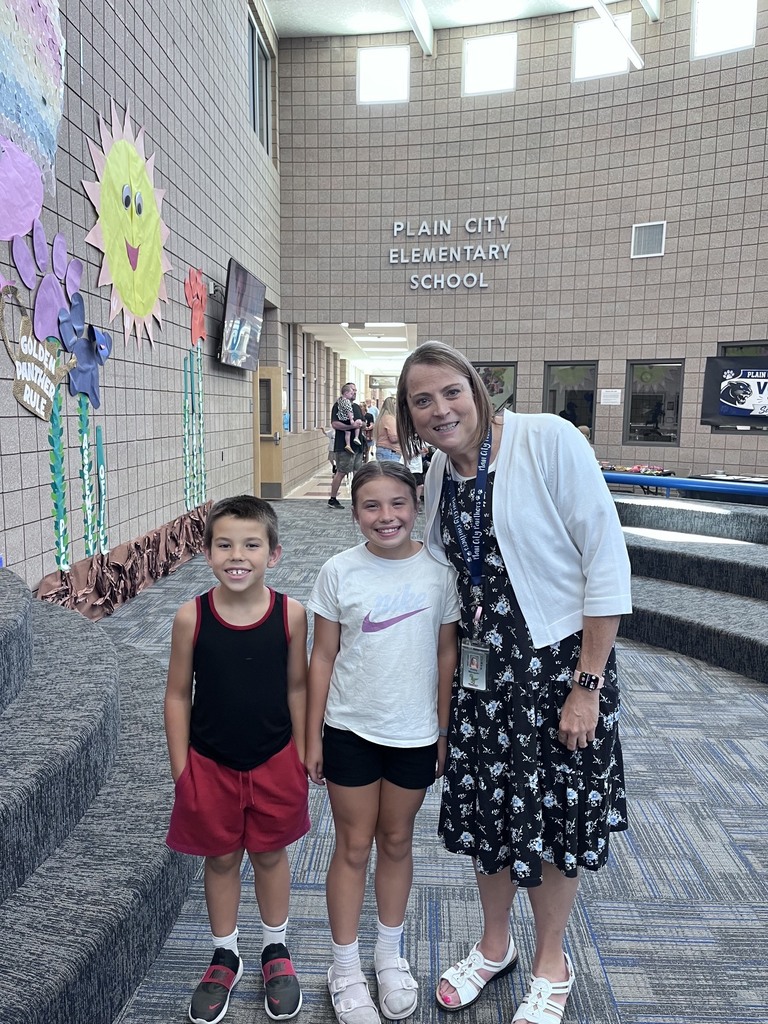 students smiling with principal mangum