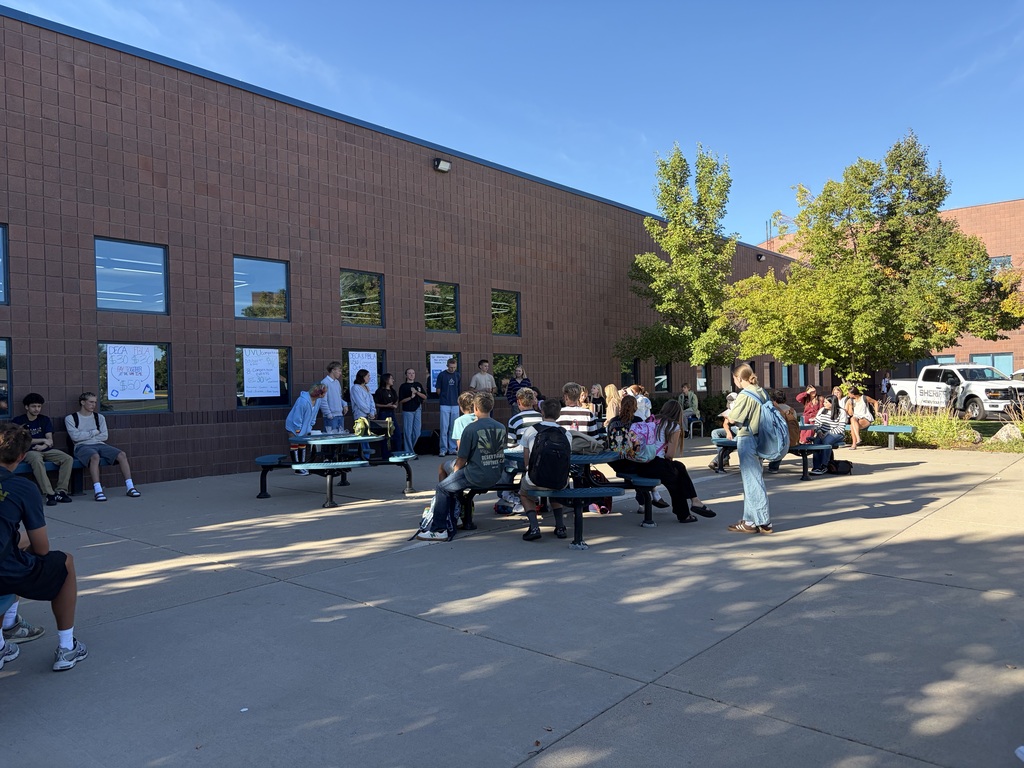Students meet to learn about DECA and FBLA