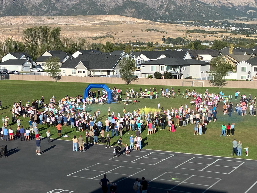 students and families at color run