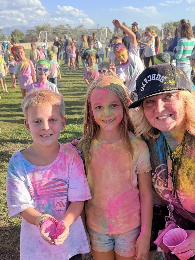 students and families at color run