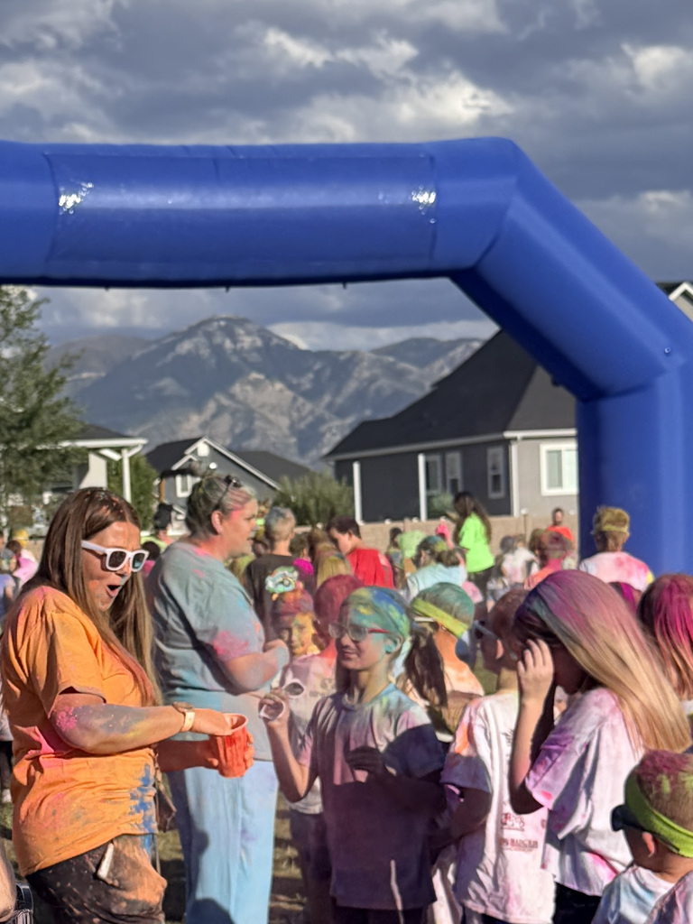 students and families at color run