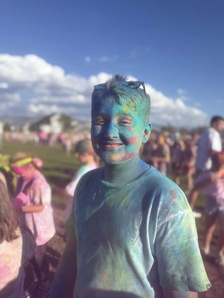 students and families at color run