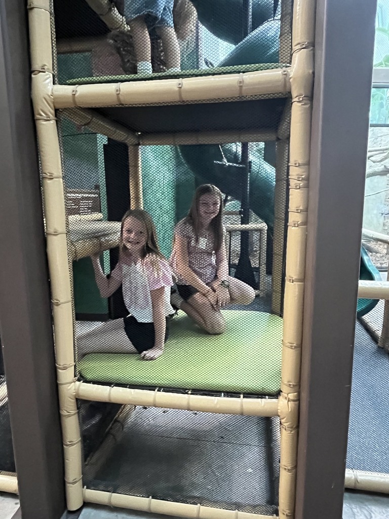 5th graders at the aquarium