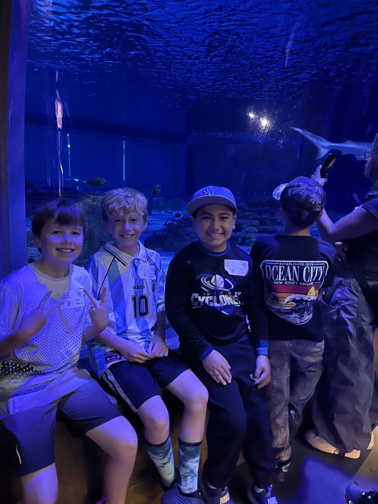 5th graders at the aquarium