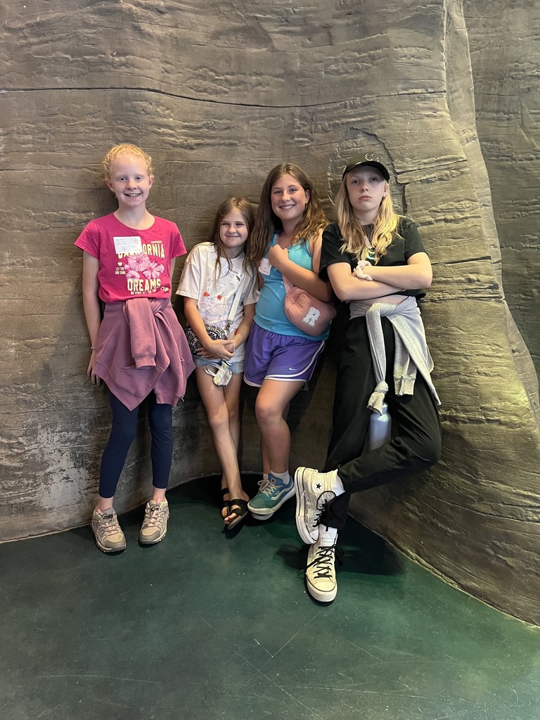 5th graders at the aquarium