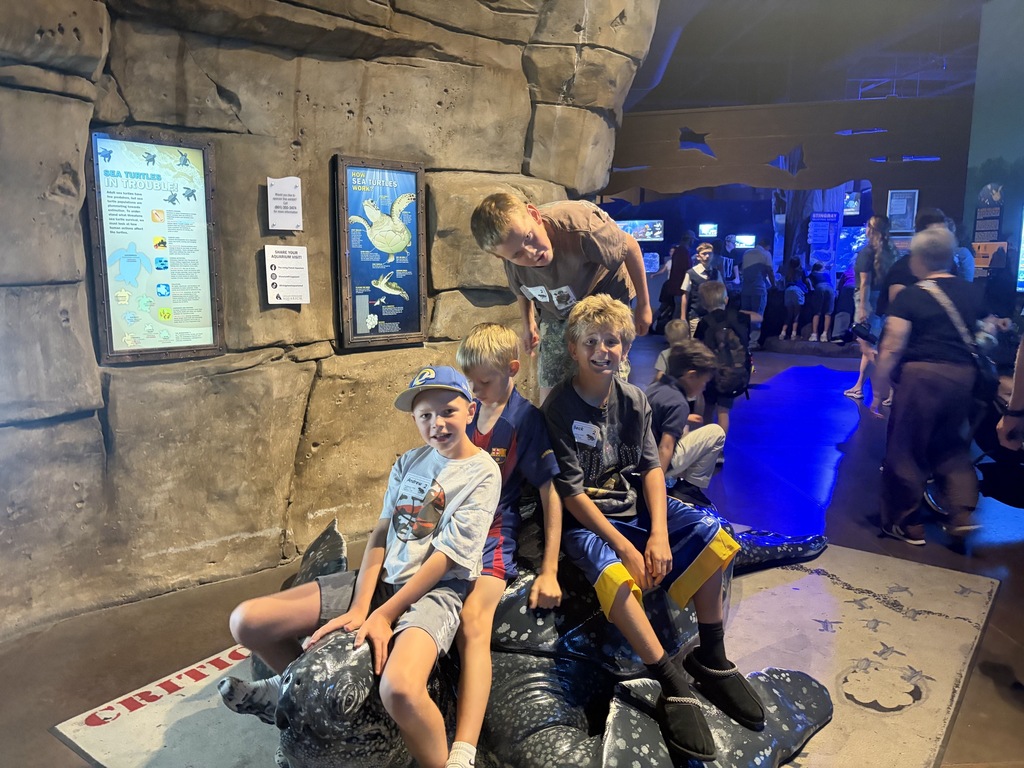 5th graders at the aquarium