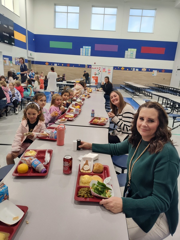students eating lunch in the lunchroom