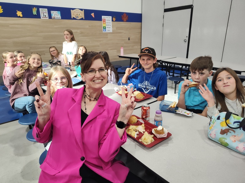students eating lunch in the lunchroom