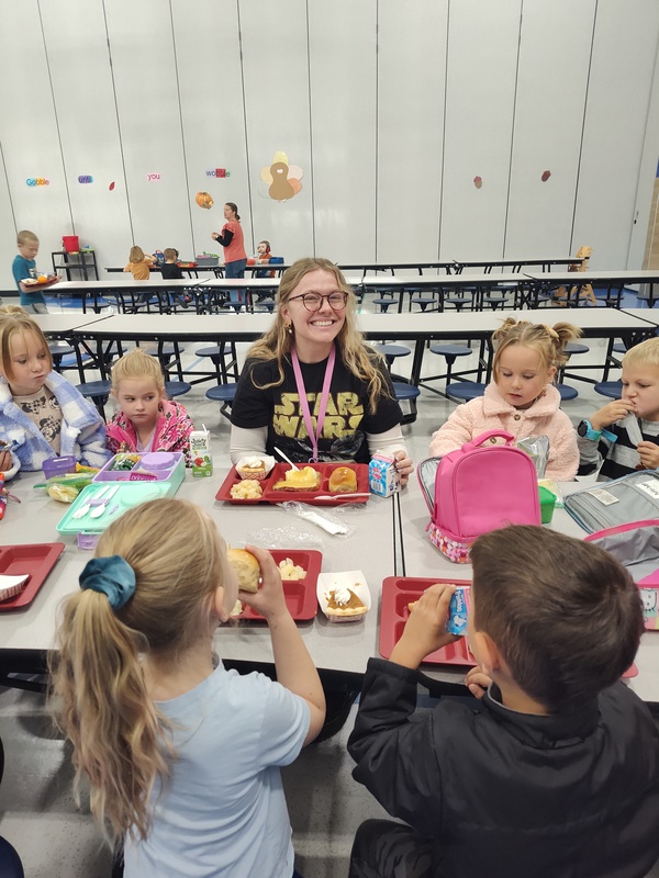 students eating lunch in the lunchroom