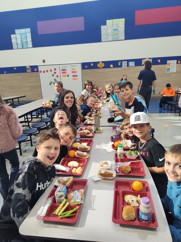 students eating lunch in the lunchroom