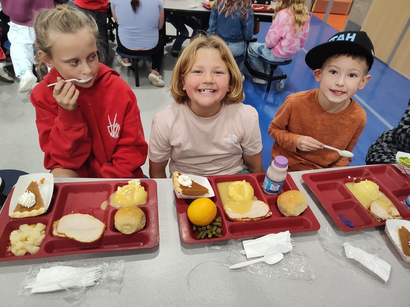 students eating lunch in the lunchroom