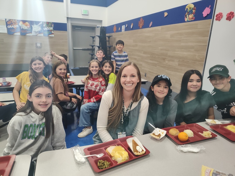 students eating lunch in the lunchroom