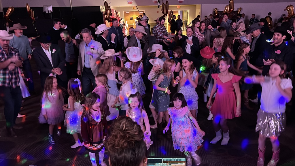 A packed dance floor at the Sweetheart Dance.