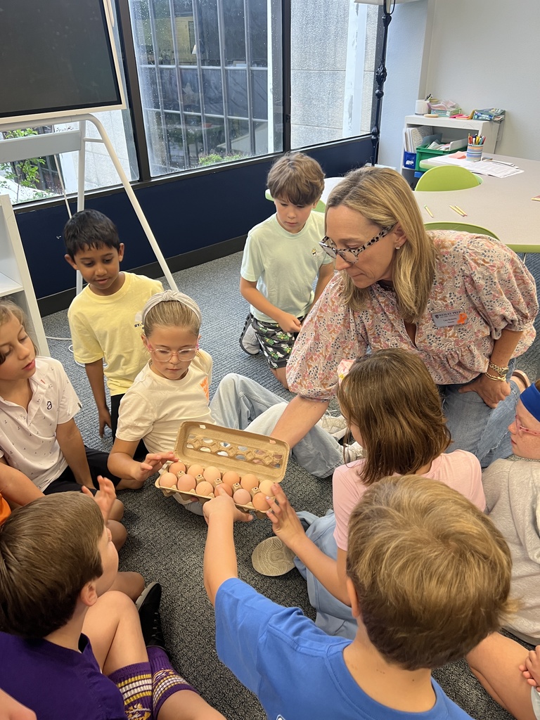 2nd graders looking at the eggs.