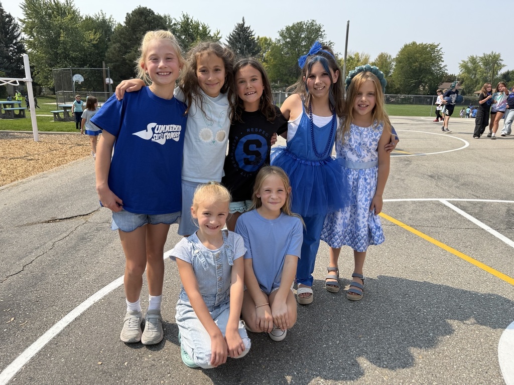 Third Grade students take a picture for spirit day!