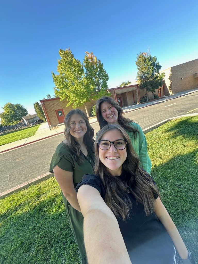 5th grade teachers at summerwind pose for selfie
