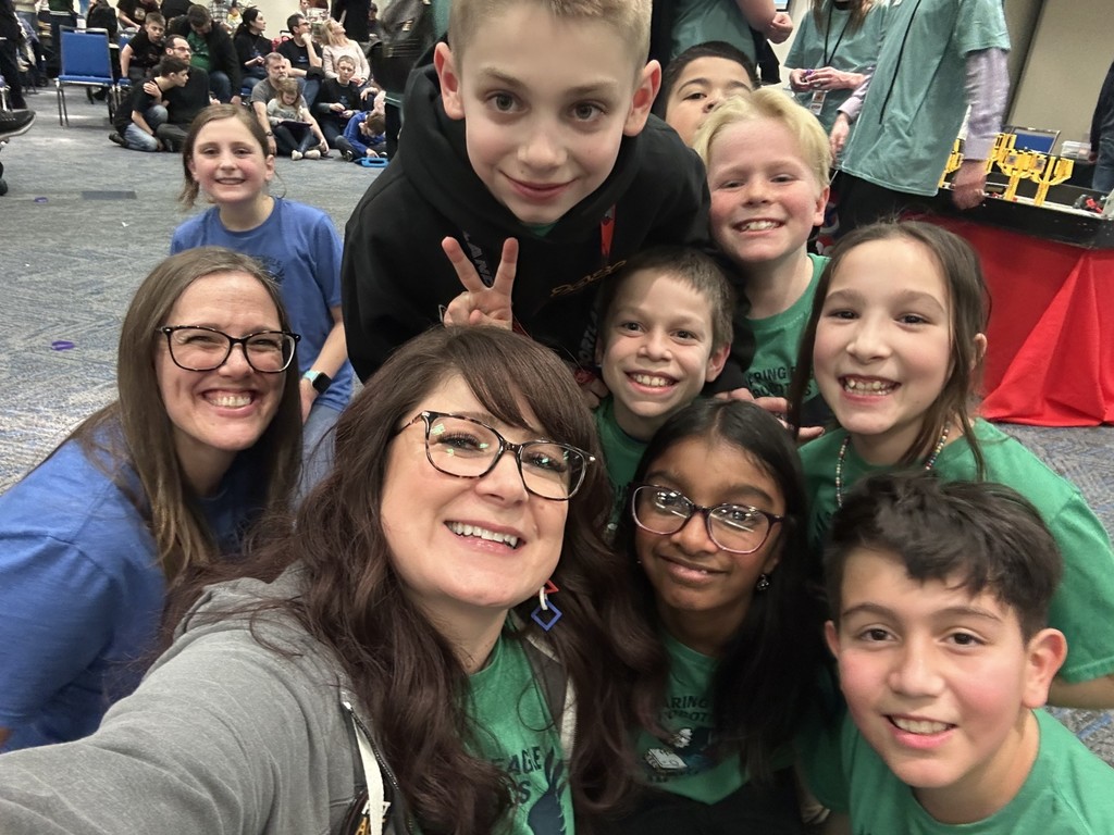 Huff & Hunt with robotics team selfie