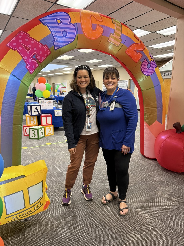 photo of Miss Kim and Miss Michelle at kindergarten registration.