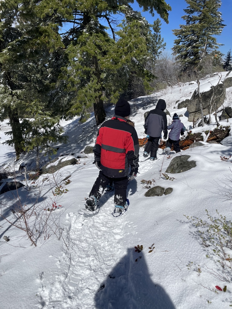 4th graders snow shoeing 