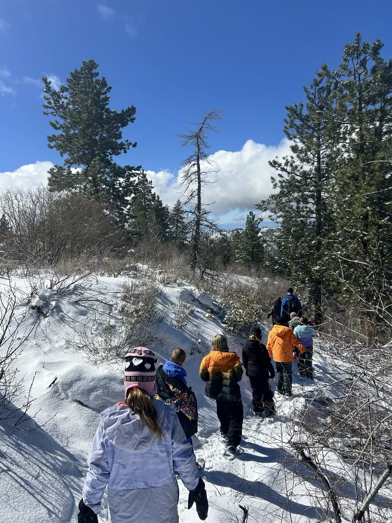 4th graders snow shoeing