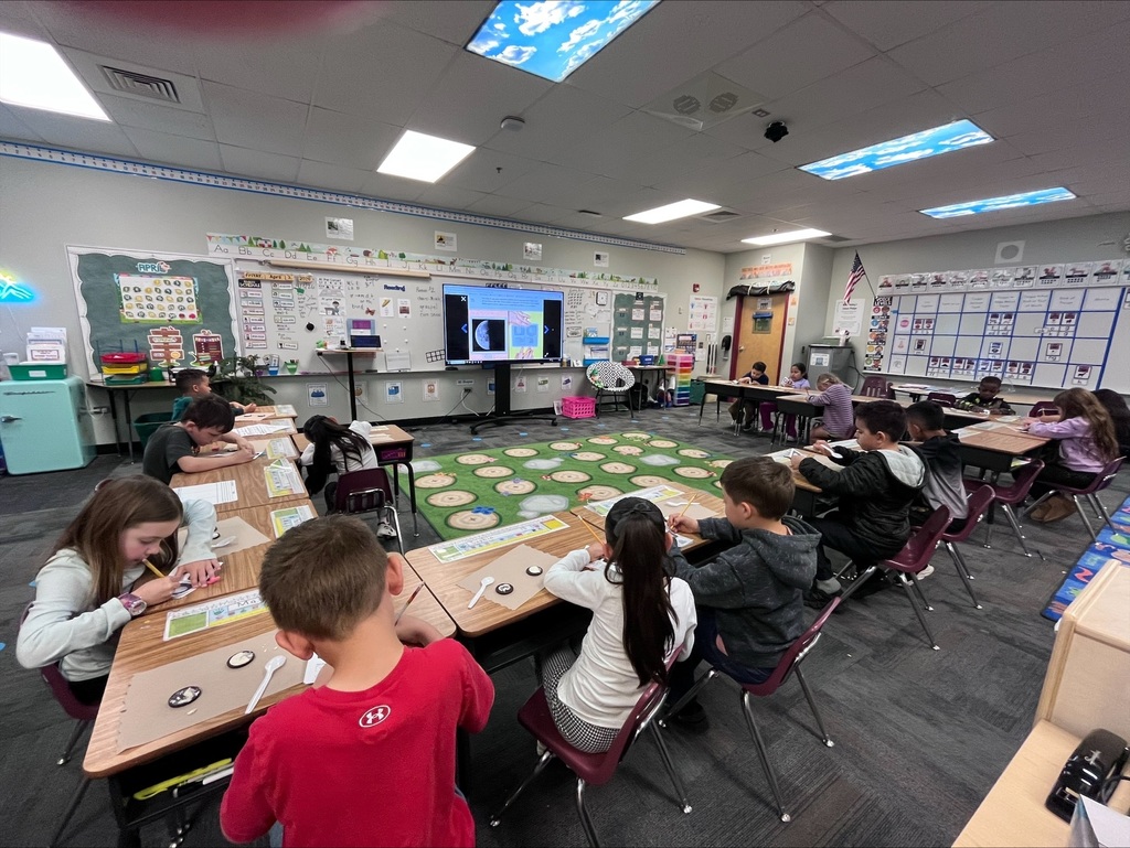 chikdren working in a classroom