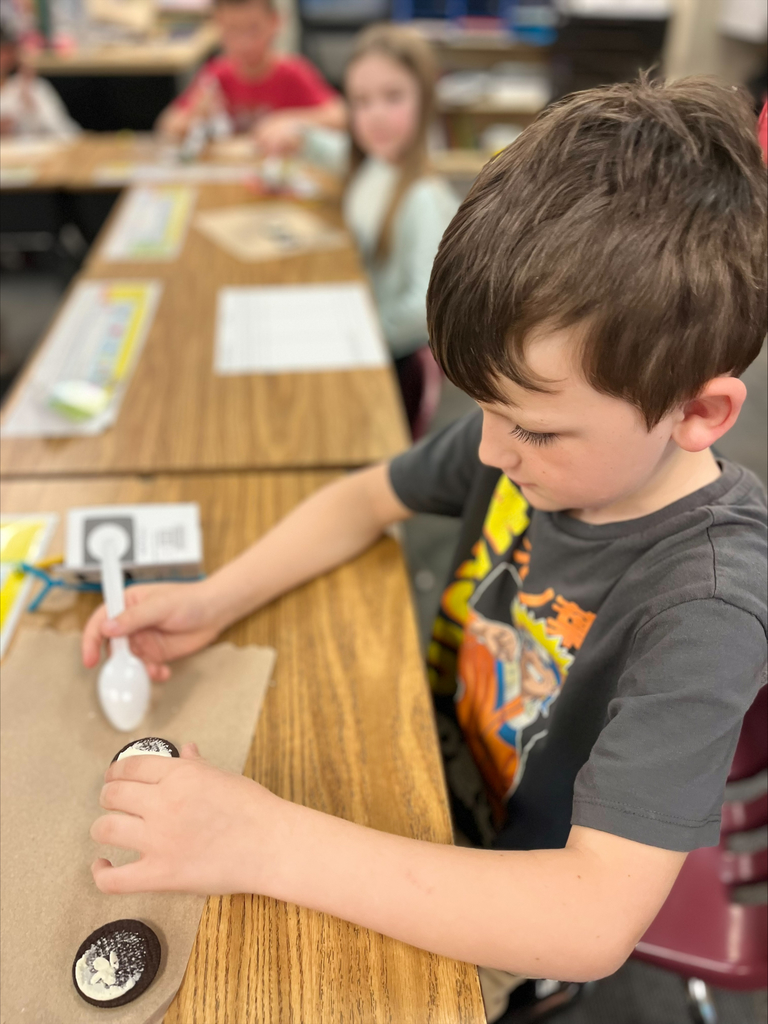 chidlren working in a classroom