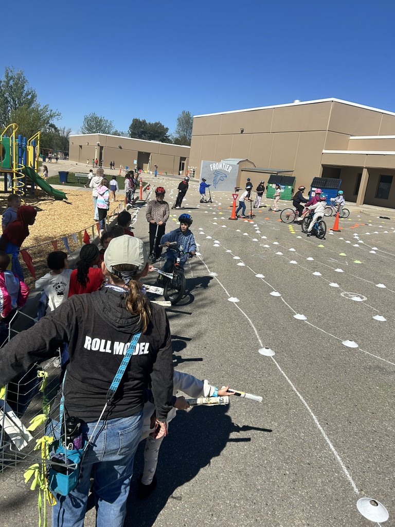 4th graders riding their bikes in the obstacle course.