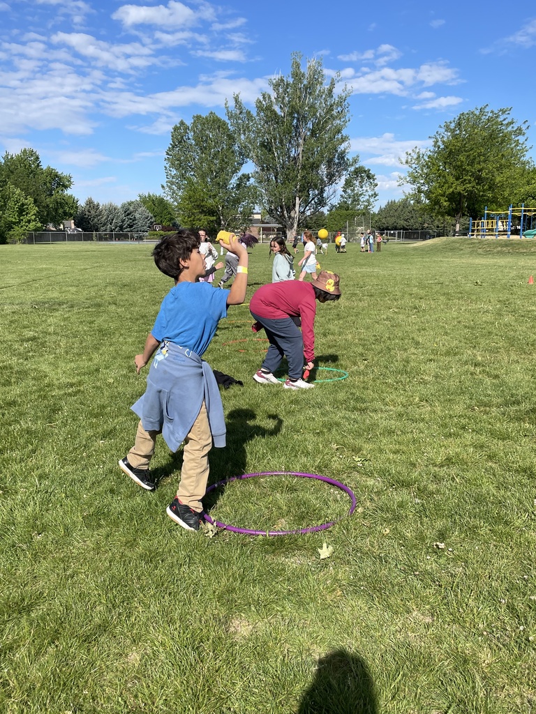 4th graders playing a version of corn hole at field day
