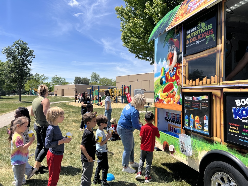 kids getting snow cones at field day