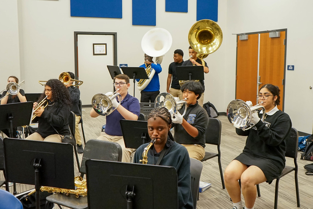 💙🥁 Hard work happens long before the spotlight! The Band of Blue has been putting in hours of practice to keep our Pelican spirit strong. Can’t wait to see them shine on the field! 🎶 #BandOfBlue #PelicanPride