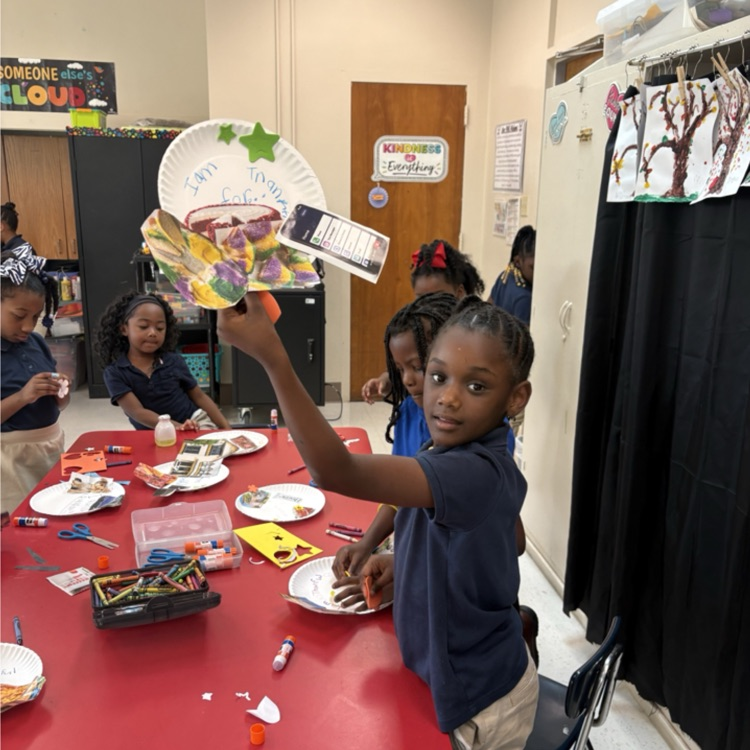 😊👋PAES Girl Scouts learned about sisterhood. They made a Thankful Collage and played Noodle Hockey.