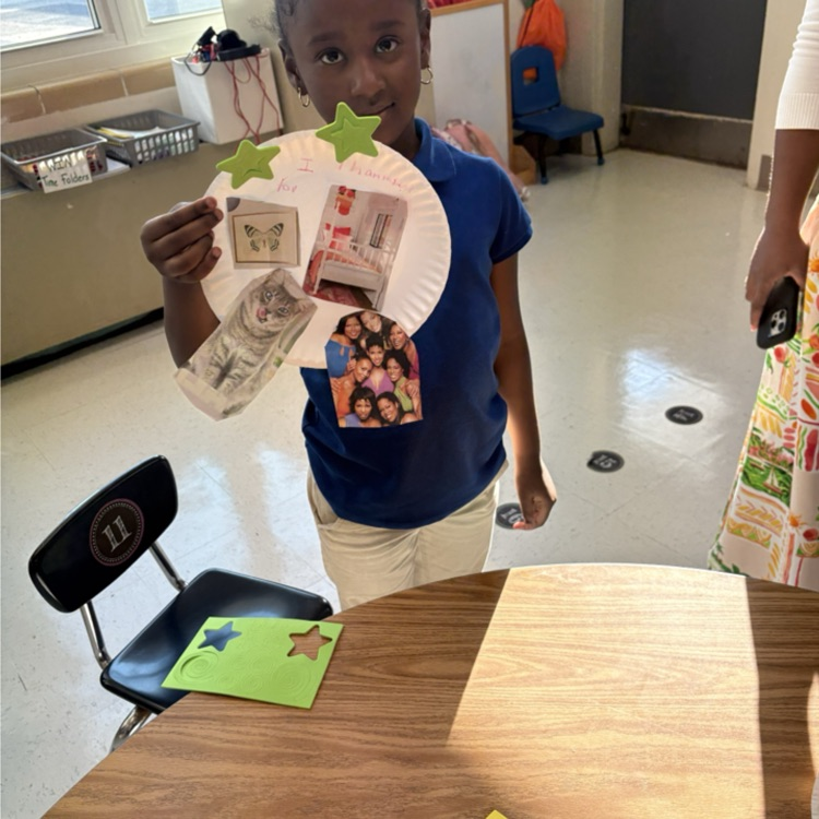 😊👋PAES Girl Scouts learned about sisterhood. They made a Thankful Collage and played Noodle Hockey.