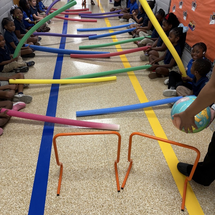 😊👋PAES Girl Scouts learned about sisterhood. They made a Thankful Collage and played Noodle Hockey.