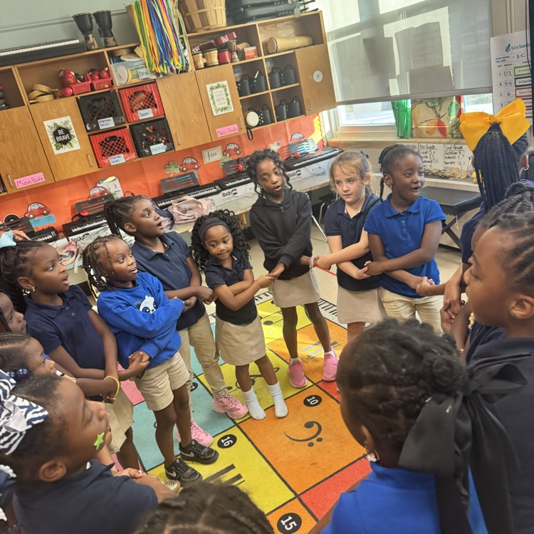😊👋PAES Girl Scouts learned about sisterhood. They made a Thankful Collage and played Noodle Hockey.