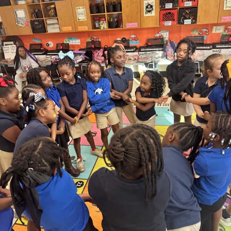 😊👋PAES Girl Scouts learned about sisterhood. They made a Thankful Collage and played Noodle Hockey.