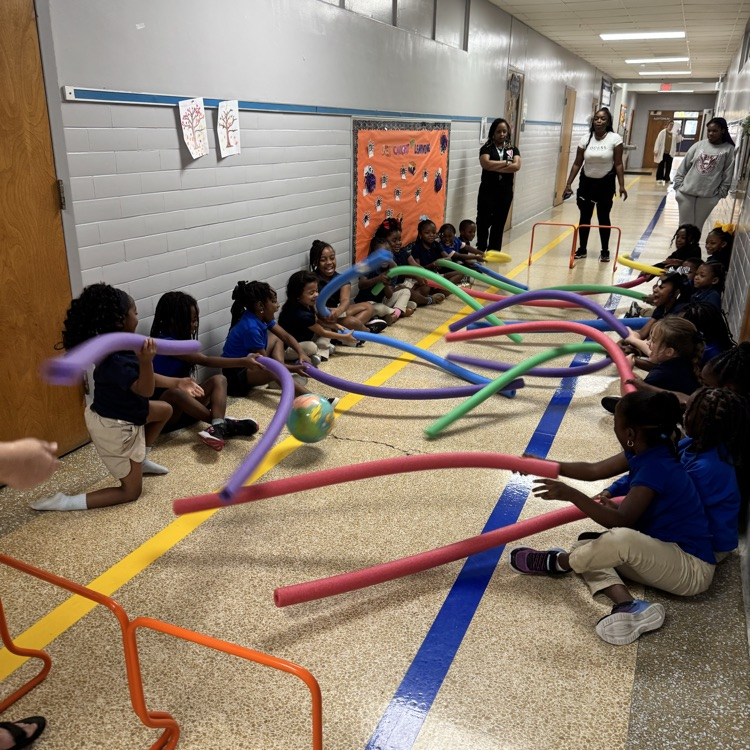 😊👋PAES Girl Scouts learned about sisterhood. They made a Thankful Collage and played Noodle Hockey.