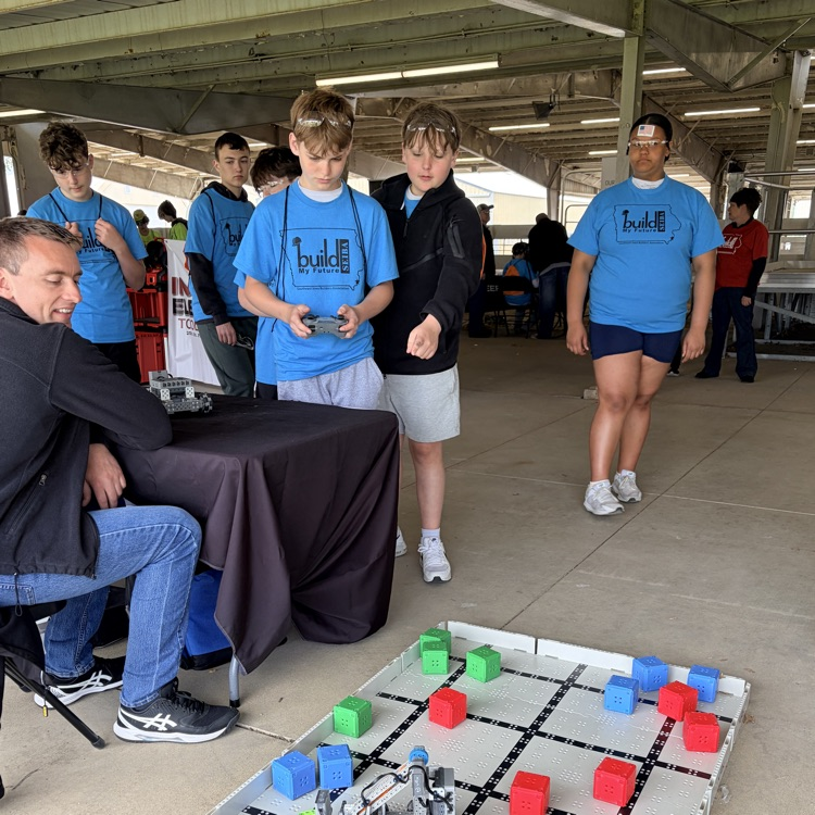 7th graders at robotics station