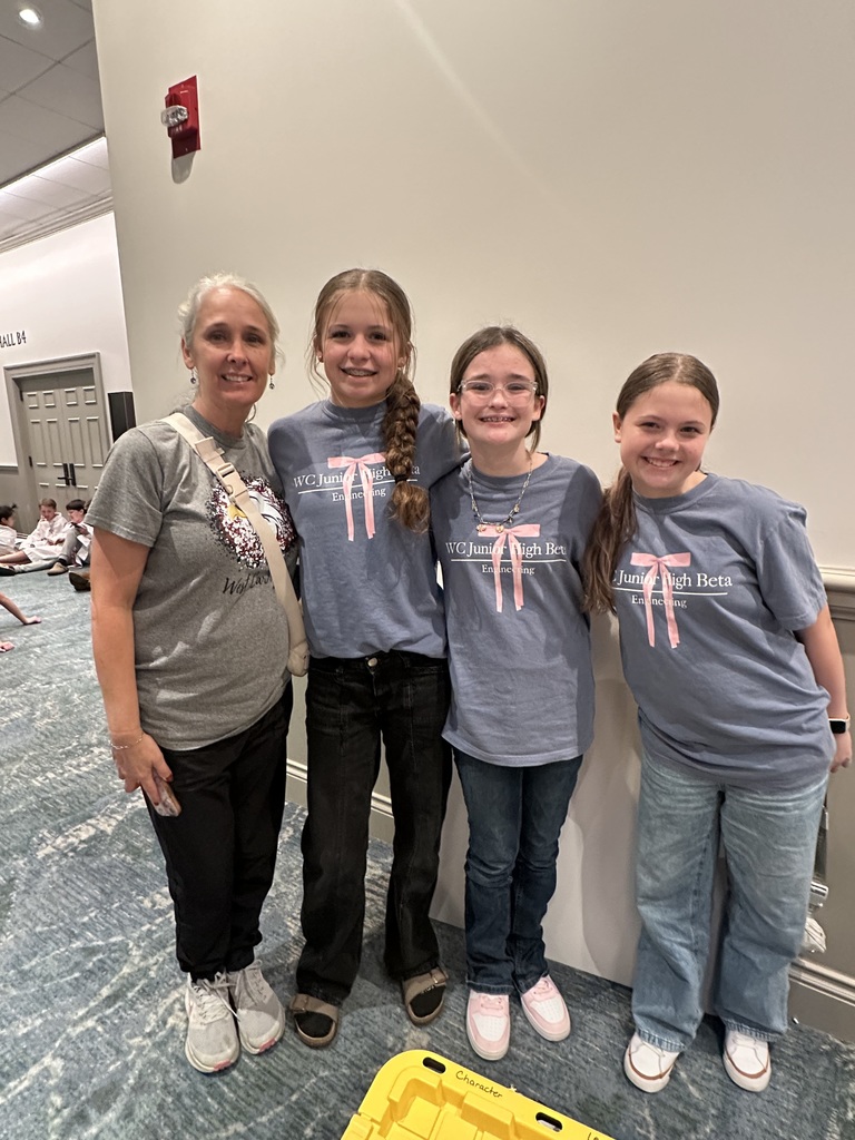 beta students at convention in front of christmas decorations at opryland hotel