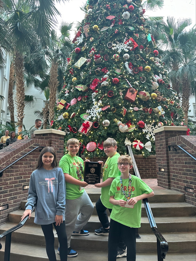 beta students at convention in front of christmas decorations at opryland hotel
