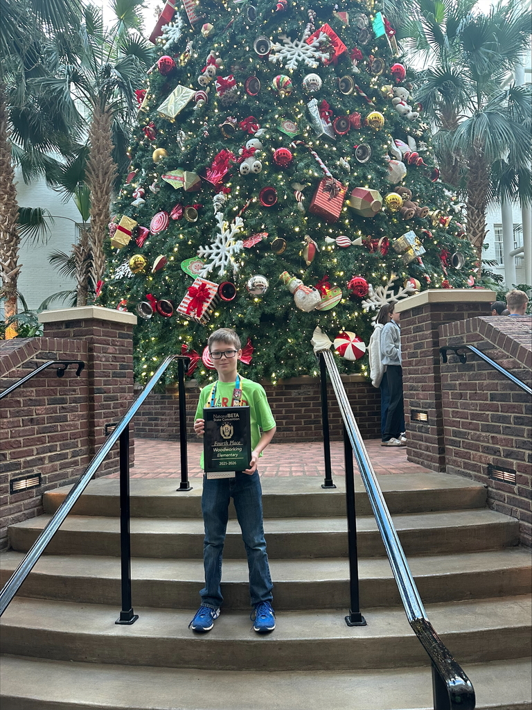 beta students at convention in front of christmas decorations at opryland hotel