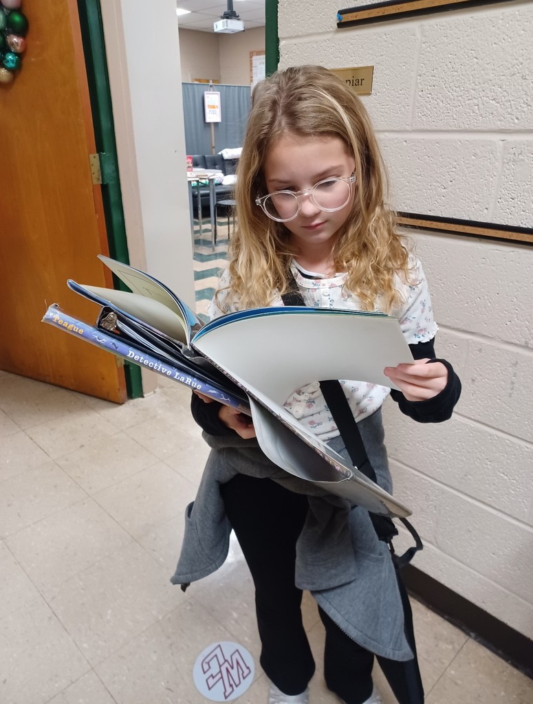 wces students reading while waiting in line