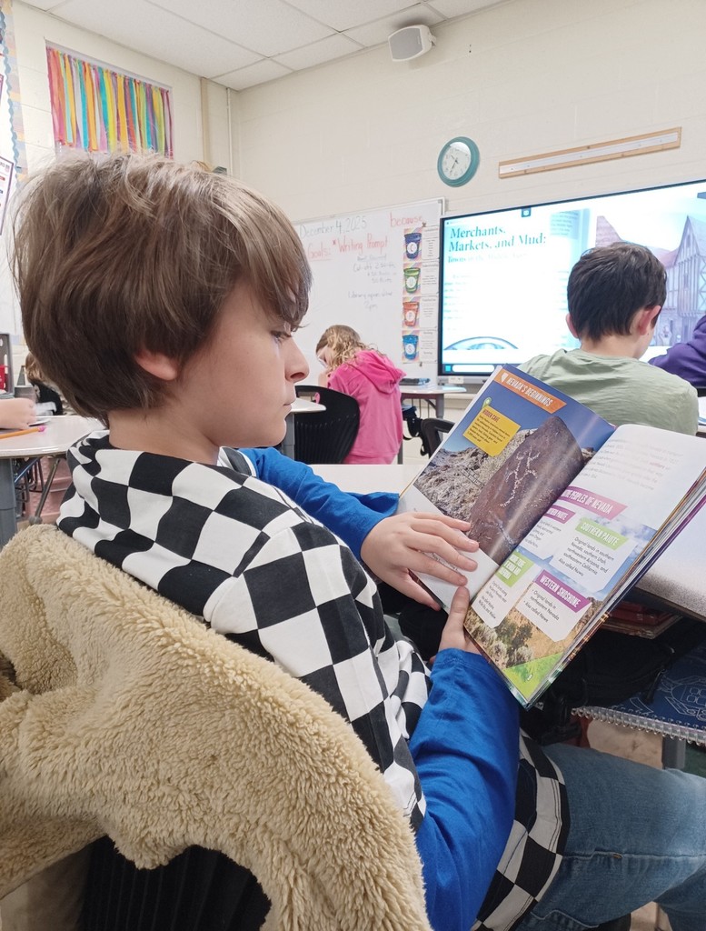 wces students reading while waiting in line