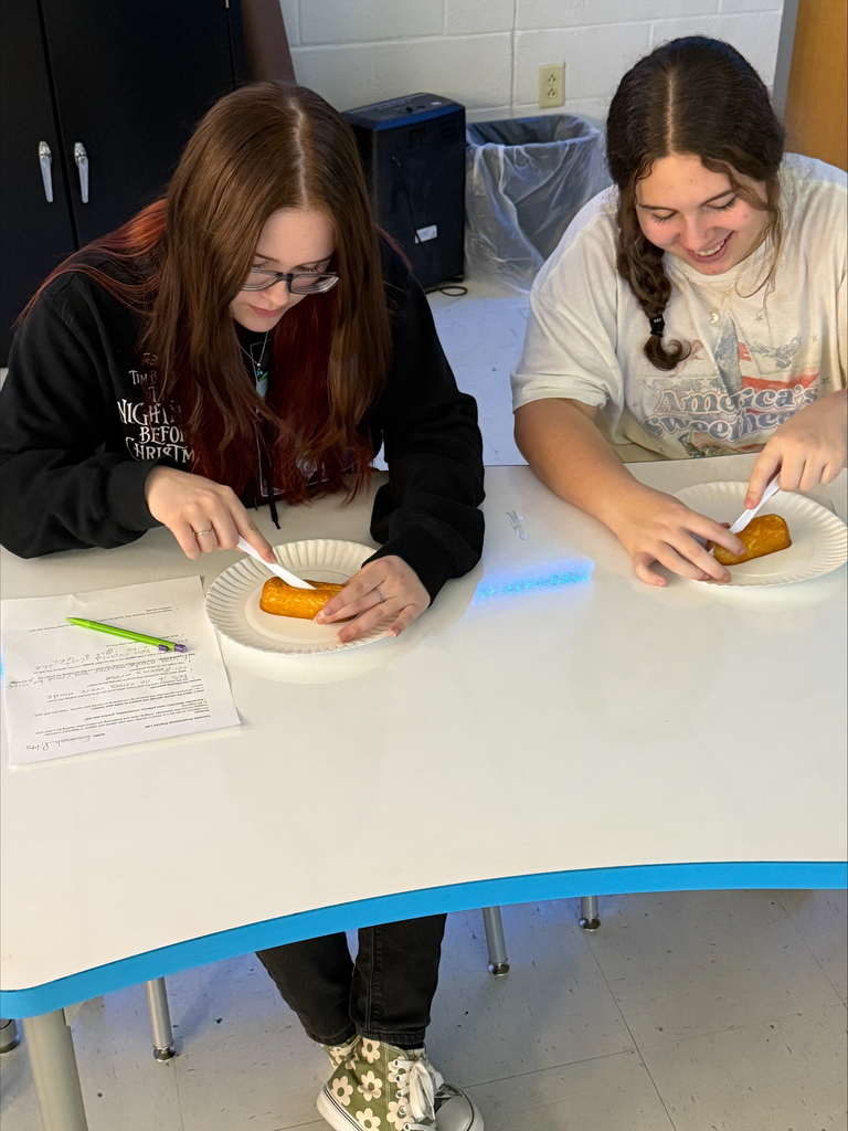 Students in A&P class dissecting twinkies