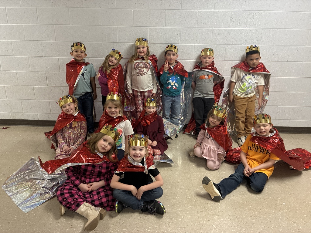 west carroll primary students dressed as royalty as they study the medieval period in ela and celebrate with a medieval feast