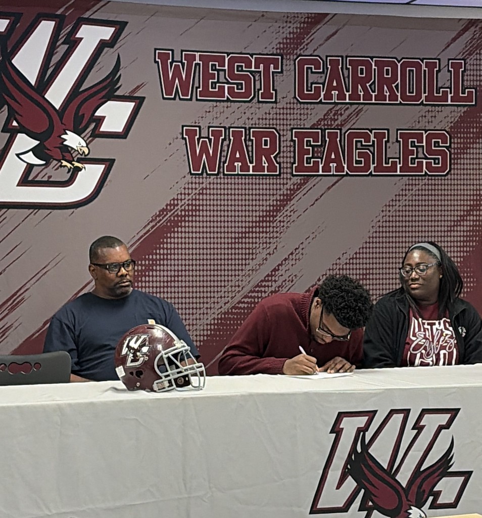 Nigel signing his letter for Bethel University 