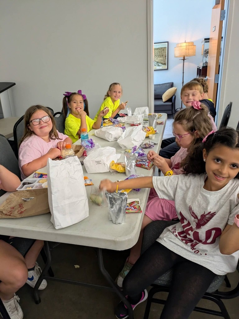 west carroll primary students enjoying lunch at discovery park of america