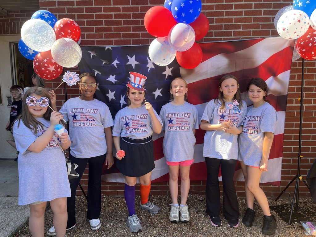 west carroll elementary students posing for field day photos
