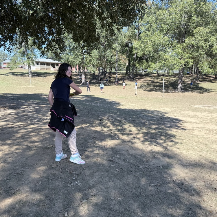 Annabel plays frisbee gold