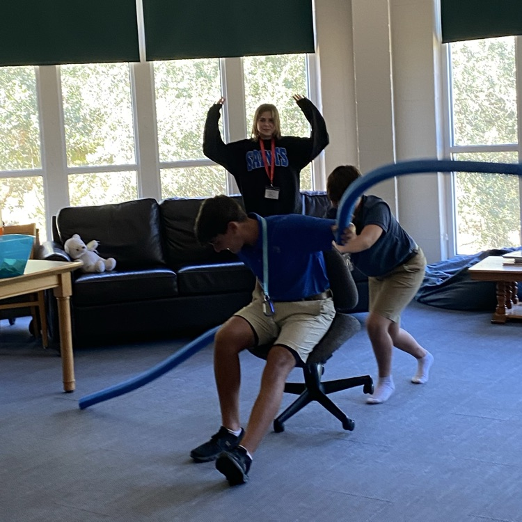 Club Read students play games at their first meeting