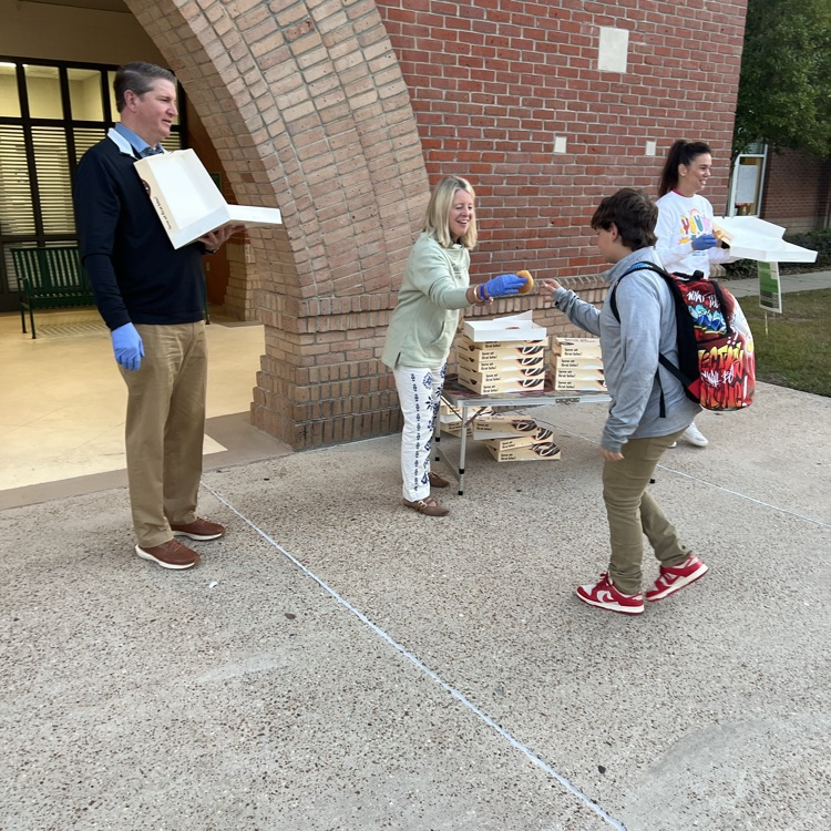 WyldLife sponsors give out donuts  